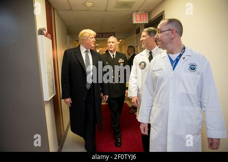 Präsident Donald Trump spricht mit dem Direktor des Walter Reed National Military Medical Center, Capt. Mark Kobelja von links nach rechts; dem Präsidenten Arzt Dr. Ronny Jackson; Und LT. Col. James Jones Arzt Assistent des Präsidenten und medizinischen Direktor an der Medical Evaluation and Treatment Unit in Bethesda Maryland am 12 2018. Januar nach dem Präsidenten der jährlichen körperlichen in der medizinischen Einrichtung. Stockfoto