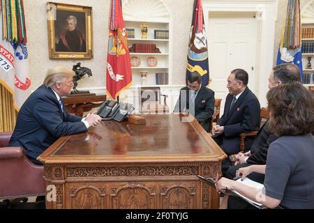 Präsident DonaldTrump wird am Freitag, den 1 2018. Juni, vom nordkoreanischen Gesandten Kim Yong Chol im Oval Office im Weißen Haus in Washington D.C. ein Brief des nordkoreanischen Führers Kim Jong UN überreicht. Stockfoto