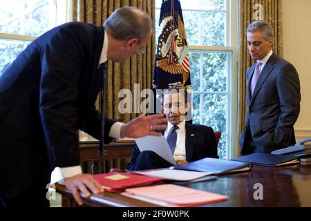 Präsident Barack Obama diskutiert die Gesundheitsstrategie mit Phil Schiliro, dem Assistenten des Präsidenten für Legislative Angelegenheiten, und Stabschef Rahm Emanuel im Oval Office, 19. März 2010. Stockfoto