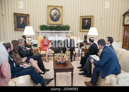 Präsident Donald Trump spricht mit der britischen Premierministerin Theresa May während eines bilateralen Treffens im Oval Office am Freitag, den 27 2017. Januar. Premierminister May war der erste Staatschef, der offiziell das Weiße Haus besuchte. Stockfoto