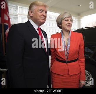 Präsident Donald Trump begrüßt die britische Premierministerin Theresa May bei ihrer Ankunft am Freitag, den 27 2017. Januar im Westflügel des Weißen Hauses in Washington D.C. Stockfoto