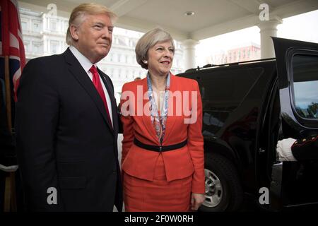 Präsident Donald Trump begrüßt die britische Premierministerin Theresa May bei ihrer Ankunft am Freitag, den 27 2017. Januar im Westflügel des Weißen Hauses in Washington D.C. Stockfoto