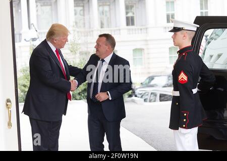 Präsident Donald Trump begrüßt den dänischen Premierminister Lars LÃ¸kke Rasmussen am Donnerstag, den 30 2017. März, im Westflügel des Weißen Hauses. Stockfoto