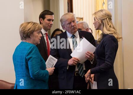 Präsident Donald Trump spricht mit Bundeskanzlerin Angela Merkel am Freitag, den 17 2017. März, im Oval Office, zusammen mit dem Senior Berater des Weißen Hauses Jared Kushner und Ivanka Trump im Weißen Haus in Washington D.C. Stockfoto