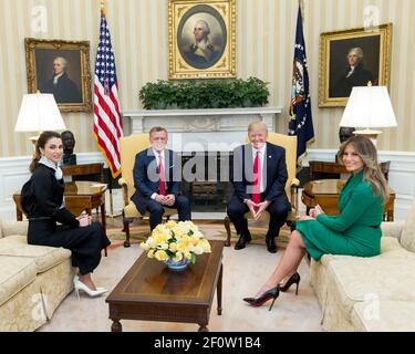 Präsident Donald Trump und First Lady Melania Trump treffen sich mit König Abdullah II. Und Königin Rania von Jordanien Mittwoch, 5 2017. April im Oval Office des Weißen Hauses in Washington D.C., First Lady Melania Trump in HervÃ© Pierre [1] Stockfoto