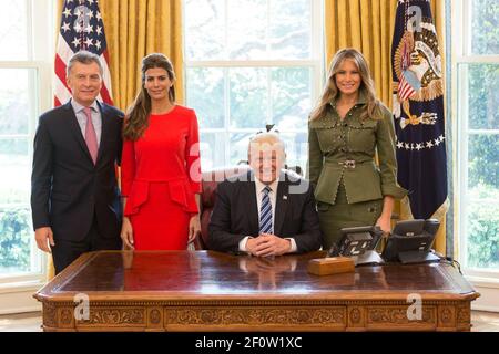 Präsident Donald Trump und First Lady Melania Trump posieren für Fotos Donnerstag, 27 2017. April mit dem argentinischen Präsidenten Mauricio Macri und seiner Frau Juliana Awada im Oval Office des Weißen Hauses in Washington D.C. Stockfoto