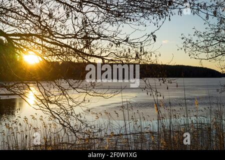 Sonnenuntergang am Eissee in Katrineholm Schweden. Schöne skandinavische Natur und Landschaft. Ruhiges, friedliches Foto. Stockfoto