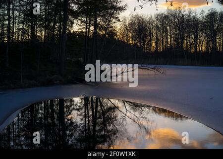 Sonnenuntergang am Eissee in Katrineholm Schweden. Schöne skandinavische Natur und Landschaft. Ruhiges, friedliches Foto. Stockfoto