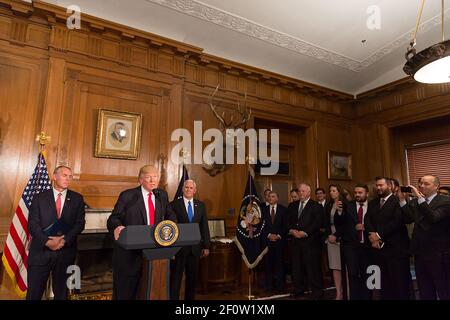 Präsident Donald Trump hält Bemerkungen vor der Unterzeichnung des Antikenexekutivordens im US-Innenministerium am Mittwoch, den 26 2017. April in Washington D.C. der Befehl weist das Innenministerium an, frühere Denkmalbezeichnungen zu überprüfen und legislative Änderungen oder Änderungen an den Verlautbarungen des Denkmals vorzuschlagen. Präsident Trump wird bei der Zeremonie von Vizepräsident Mike Pence Right und US-Innenminister Ryan Zinke begleitet. Stockfoto