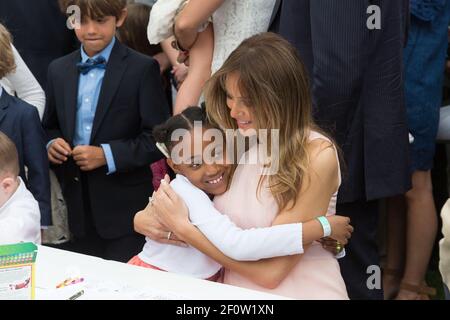 Melania Trump First Lady der Vereinigten Staaten umarmt ein Kind. Originalunterschrift: Präsident Donald Trump und First Lady Melania Trump nehmen an der Ostereierrolle 139th auf dem South Lawn des Weißen Hauses am Montag, den 17 2017. April in Washington D.C. Teil.Dies war die erste Ostereierrolle der Trump-Regierung. Stockfoto