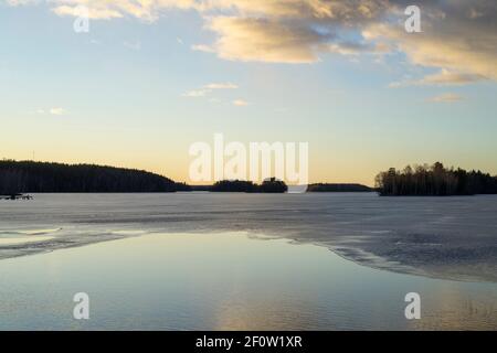 Sonnenuntergang am Eissee in Katrineholm Schweden. Schöne skandinavische Natur und Landschaft. Ruhiges, friedliches Foto. Stockfoto