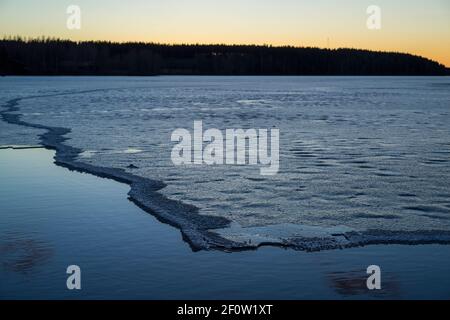 Sonnenuntergang am Eissee in Katrineholm Schweden. Schöne skandinavische Natur und Landschaft. Ruhiges, friedliches Foto. Stockfoto