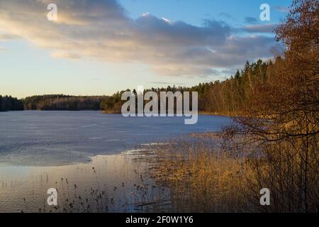 Sonnenuntergang am Eissee in Katrineholm Schweden. Schöne skandinavische Natur und Landschaft. Ruhiges, friedliches Foto. Stockfoto