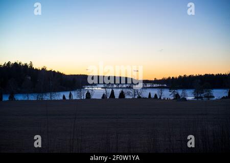 Sonnenuntergang am Eissee in Katrineholm Schweden. Schöne skandinavische Natur und Landschaft. Ruhiges, friedliches Foto. Stockfoto