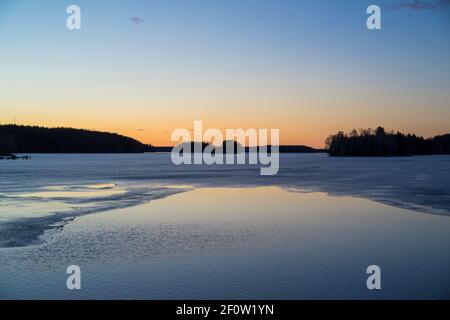 Sonnenuntergang am Eissee in Katrineholm Schweden. Schöne skandinavische Natur und Landschaft. Ruhiges, friedliches Foto. Stockfoto
