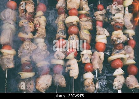Gegrillter Kebab Kochen auf Metall Spieße Grill. Gebratenes Fleisch gekocht am Grill mit Rauch. Traditionelles östliches Gericht, Shish Kebab. Grill auf Holzkohle und Stockfoto