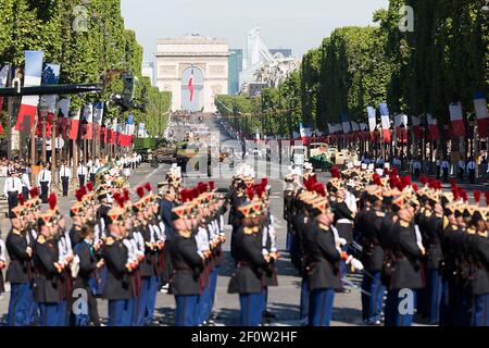 Zusätzlich zur Zeremonie marschierten fast 200 US-Dienstmitglieder der U.S. Army Europe U.S. Naval Forces Europe U.S. Marine Forces Europe und U.S. Air Forces in Europa in der Military Parade auf der Avenue des Champs-Ã‰lysÃ©es. Das Demonstrationsteam der US Air Force, die Thunderbirds, führte während der Feierlichkeiten einen Überflug durch. Drei US-Veteranen der Normandie-Invasion waren ebenfalls anwesend. Stockfoto