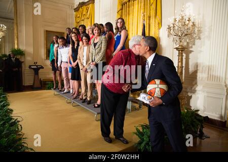 Präsident Barack Obama gratuliert Cheftrainer Lin Dunn, wie sie und die WNBA Champion Indiana Fever einer Veranstaltung zu Ehren des Teams und ihren Sieg in der WNBA Finals im East Room des weißen Hauses, 14. Juni 2013 teilnehmen. Stockfoto