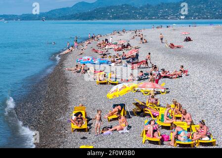 Batumi, Georgia - 6. Juni 2016: Die Menschen entspannen sich am Batumi City Beach. Stockfoto