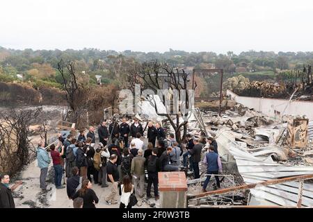 Präsident Donald Trump, der kalifornische Gouverneur Jerry Brown und der designierte Gouverneur Gavin Newsom und der FEMA-Administrator Brock Long besuchen am Samstag, den 17 2018. November eine Nachbarschaft in Malibu Calif. Stockfoto