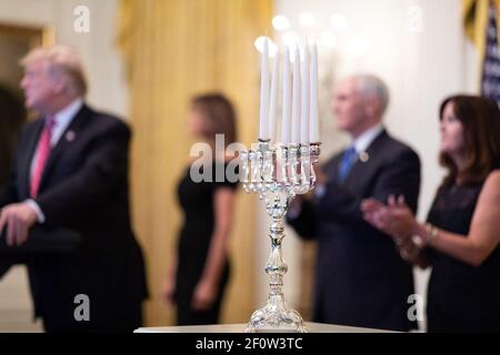 Eine Menorah ist bereit, angezündet zu werden, während Präsident Donald Trump seine Bemerkungen beim Hanukkah-Empfang im Weißen Haus am Donnerstag Nachmittag, dem 6 2018. Dezember, im Ostraum des Weißen Hauses anspricht. Stockfoto