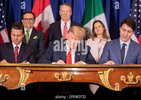 Präsident Donald Trump wird von dem mexikanischen Präsidenten Enrique Pena Nieto und dem kanadischen Premierminister Justin Trudeau bei der Unterzeichnungszeremonie des USMCA am Freitag, den 30 2018. November, in Buenos Aires, Argentinien, begleitet. Stockfoto