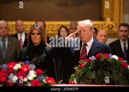 Präsident Donald Trump schließt sich der First Lady Melania an.Trump grüßt in der Schatulle des ehemaligen Präsidenten George H. W. Bush, während das erste Paar am Montag, den 3 2018. Dezember, im US-Kapitol in Washington D.C. seine Ehrungen zollt Stockfoto