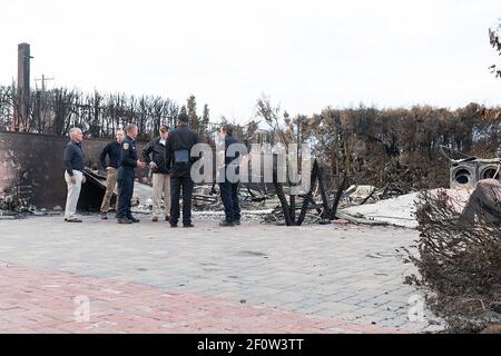 Präsident Donald Trump, der kalifornische Gouverneur Jerry Brown und der designierte Gouverneur Gavin Newsom und der FEMA-Administrator Brock Long besuchen am Samstag, den 17 2018. November eine Nachbarschaft in Malibu Calif. Stockfoto