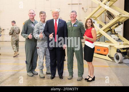 Präsident Donald Trump posiert für ein Foto mit Brig. Gen. Todd Canterbury Chief Master Sgt. Ronald Thompson Col. Bryan Cook und die US-Rep. Martha McSally R-Arizona nach der Teilnahme an einer Verteidigungs-Fähigkeitstour Freitag, 19 2018. Oktober, auf der Luke Air Force Base Arizona. Stockfoto