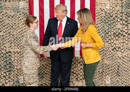 Präsident Donald Trump und First Lady Melania Trump schüttelt die Hände und spricht mit US-Militärpersonal Mittwoch, 26 2018. Dezember, auf der Al-Asad Airbase im Irak. Stockfoto