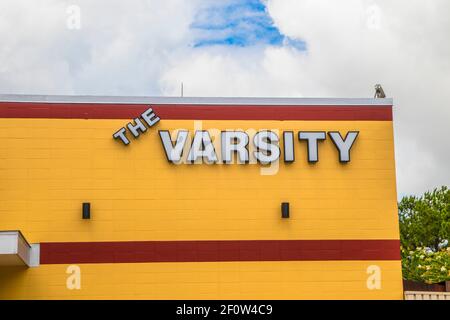 Gwinnett County, GA / USA - 07 29 20: Die Varsity of Gwinnett Seite des Gebäudezeichens Stockfoto