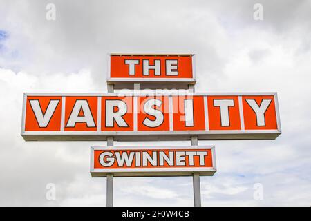 Gwinnett County, GA / USA - 07 29 20: Das Schild Varsity of Gwinnett Street Stockfoto