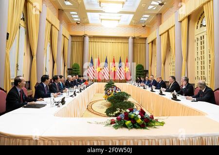 Präsident Donald Trump und Nguyen Phu Trong Generalsekretär der Kommunistischen Partei und Präsident der Sozialistischen Republik Vietnam sowie Mitglieder ihrer Delegationen nehmen am Mittwoch, den 27 2019. Februar, an einem erweiterten bilateralen Treffen im Präsidentenpalast in Hanoi Teil. Stockfoto