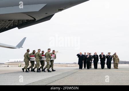 Präsident Donald Trump und Außenminister Mike Pompeo sowie der amtierende Verteidigungsminister Patrick Shanahan nehmen am Samstag, dem 19 2019. Januar, an der würdevollen Überführung von Überresten auf der Dover Air Force Base in Dover Delaware Teil, weil vier Amerikaner am Mittwoch in Syrien bei einer Selbstmordexplosion ums Leben kamen. Stockfoto