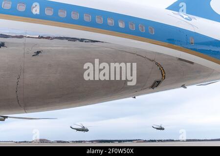 Marine One, der Präsident Donald Trump trägt und von einem Begleithubschrauber begleitet wird, hebt sich von der Joint Base Andrews ab, die an einem Sonntagabend, dem 24 2019. März, am Heck der Air Force vorbeifliegt, um zum South Lawn des Weißen Hauses zu fliegen. Stockfoto