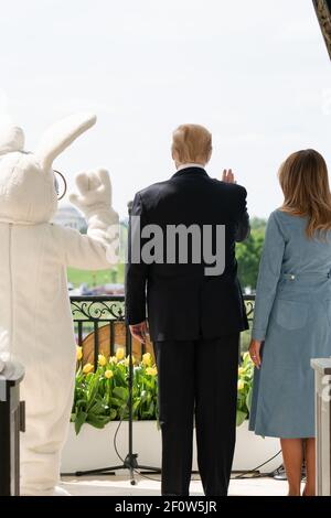 Präsident Donald Trump und First Lady Melania Trump stehen auf dem Südportico-Balkon des Weißen Hauses, während sie Gäste am Montag, den 22 2019. April, zum Ostereierrollen des Weißen Hauses 141st begrüßen. Stockfoto