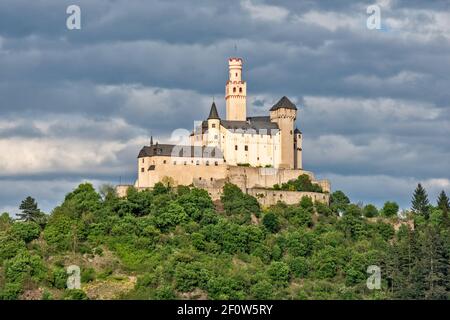 Marksburg, Schloss mit bergfried-Turm, über Stadt Braubach, Gemeinde Loreley, Oberes Mittelrheintal, Rheinland-Pfalz, Deutschland Stockfoto