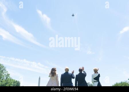 Präsident Donald Trump und First Lady Melania Trump Welle während einer F-35 Überführung mit dem polnischen Präsidenten Andrzej Duda und seiner Frau Agata Kornhauser-Duda Mittwoch, 12 2019. Juni auf dem South Lawn des Weißen Hauses. Stockfoto