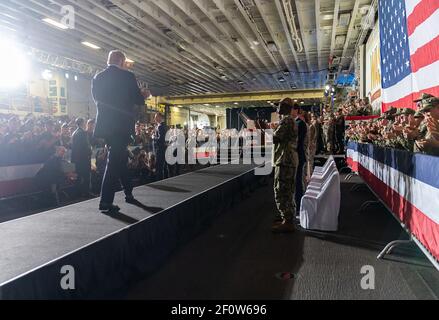 Präsident Donald Trump wird an Bord der USS Wasp Dienstag, 28 2019. Mai in Yokosuka Japan begrüßt. Stockfoto