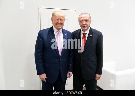 Präsident Donald Trump spricht mit dem Präsidenten der Republik Türkei Recep Tayyip Erdogan in der Leaders Lounge beim Japan Summit G20 am Freitag, den 28 2019. Juni in Osaka Japan. Stockfoto