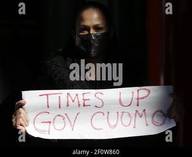 New York, Usa. März 2021, 07th. Ein Protestler hält ein Schild hoch, das Times UP GOV CUOMO außerhalb des Büros von New York Gov in Manhattan liest. Andrew Cuomo in New York City am Sonntag, 7. März 2021. Anrufe für New York Gov. Andrew Cuomos Rücktritt hat zugenommen, nachdem ihn nun eine fünfte Frau des beleidigenden Verhaltens beschuldigt hat. Foto von John Angelillo/UPI Kredit: UPI/Alamy Live Nachrichten Stockfoto