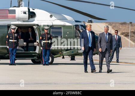 Präsident Donald Trump schließt sich dem neu benannten Nationalen Sicherheitsberater des Weißen Hauses Robert C. O'Brien an, der am Mittwoch, den 18 2019. September, die Marine auslandet, bevor er am Los Angeles International Airport an Bord der Air Force One für seinen Flug nach San Diego Kalifornien ging. Stockfoto