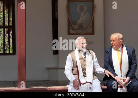 Präsident Donald Trump schließt sich dem indischen Premierminister Narendra Modi während ihres Besuchs im Haus von Mohandas Gandhi am Montag, den 24 2020. Februar, in Ahmedabad Indien an. Stockfoto