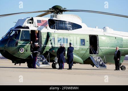 Präsident Donald Trump landet bei der Joint Base Andrews MD am Sonntagmorgen, 23 2020. Februar, an Bord der Air Force für ihre Reise nach Indien. Stockfoto