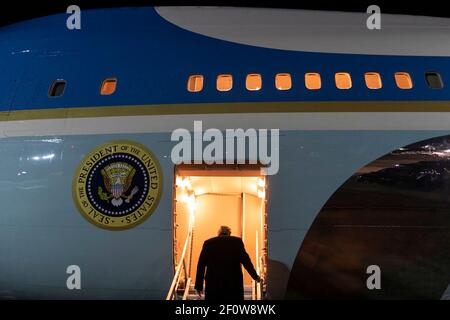 Präsident Donald Trump steigt die Treppe an, um an Bord der Air Force One auf der Peterson Air Force Base in Colorado Springs Colorado zu gehen.Donnerstag Abend, 20 2020. Februar, für seinen Rückflug zum McCarran International Airport in Las Vegas. Stockfoto