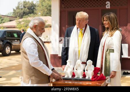 Präsident Donald Trump und First Lady Melania Trump erhalten ein Geschenk des indischen Premierministers Narendra Modi während einer Tour durch das Haus von Mahatma Gandhi Montag, den 24 2020. Februar, im Gandhi Ashram in Ahmedabad Indien. Stockfoto