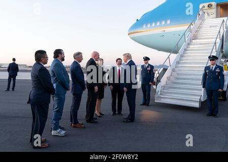 Präsident Donald Trump landet am Mittwoch, den 19 2020. Februar, am Phoenix Sky Harbor International Airport in Phoenix bei der Air Force One und wird von dem Gouverneur von Arizona, Doug Ducey, rechts, begrüßt, der von staatlichen und lokalen Beamten begleitet wird, bevor er an einer Kundgebung im Arizona Veterans Memorial Coliseum in Phoenix teilnimmt. Stockfoto