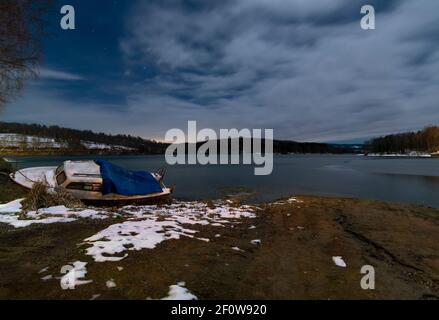 Landschaft von halb gefrorenen Vlasina See in der kalten Winternacht. Langzeitbelichtung Foto. Stockfoto