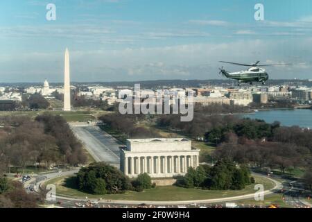 Marine ein mit Präsident Donald Trump fliegt über dem Lincoln Memorial Dienstag, den 3 2020. März auf itâ €™s Rückflug in das Weiße Haus nach Präsident Trump Besuch des National Institute of Health an einem Coronavirus Rundtisch Briefing. Stockfoto