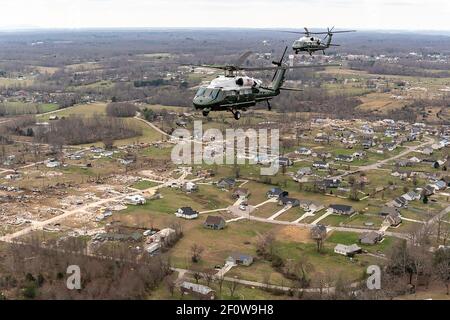 Marine One mit Präsident Donald Trump und Begleitflugzeugen fliegen über tornadverwüsteten Vierteln in der Nashville-Gegend Freitag, den 6 2020. März, wo ein Tornado am Dienstag, den 3rd. März, früh anschlug und 24 Menschen tötete. Stockfoto